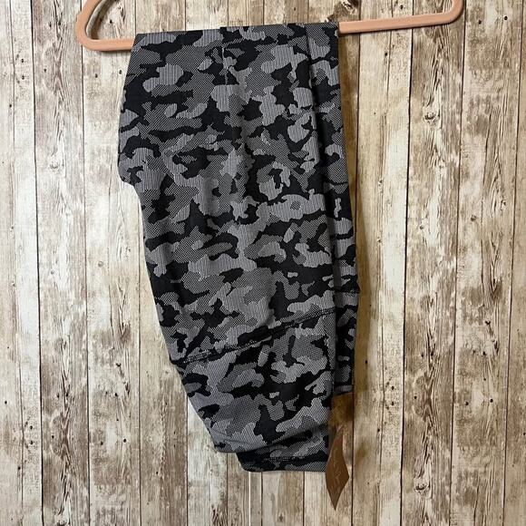 🖤⚡ Spyder Camo High-Waist Leggings – Sleek, Sporty & Ready to Move! ⚡🖤 - Picture 2 of 6